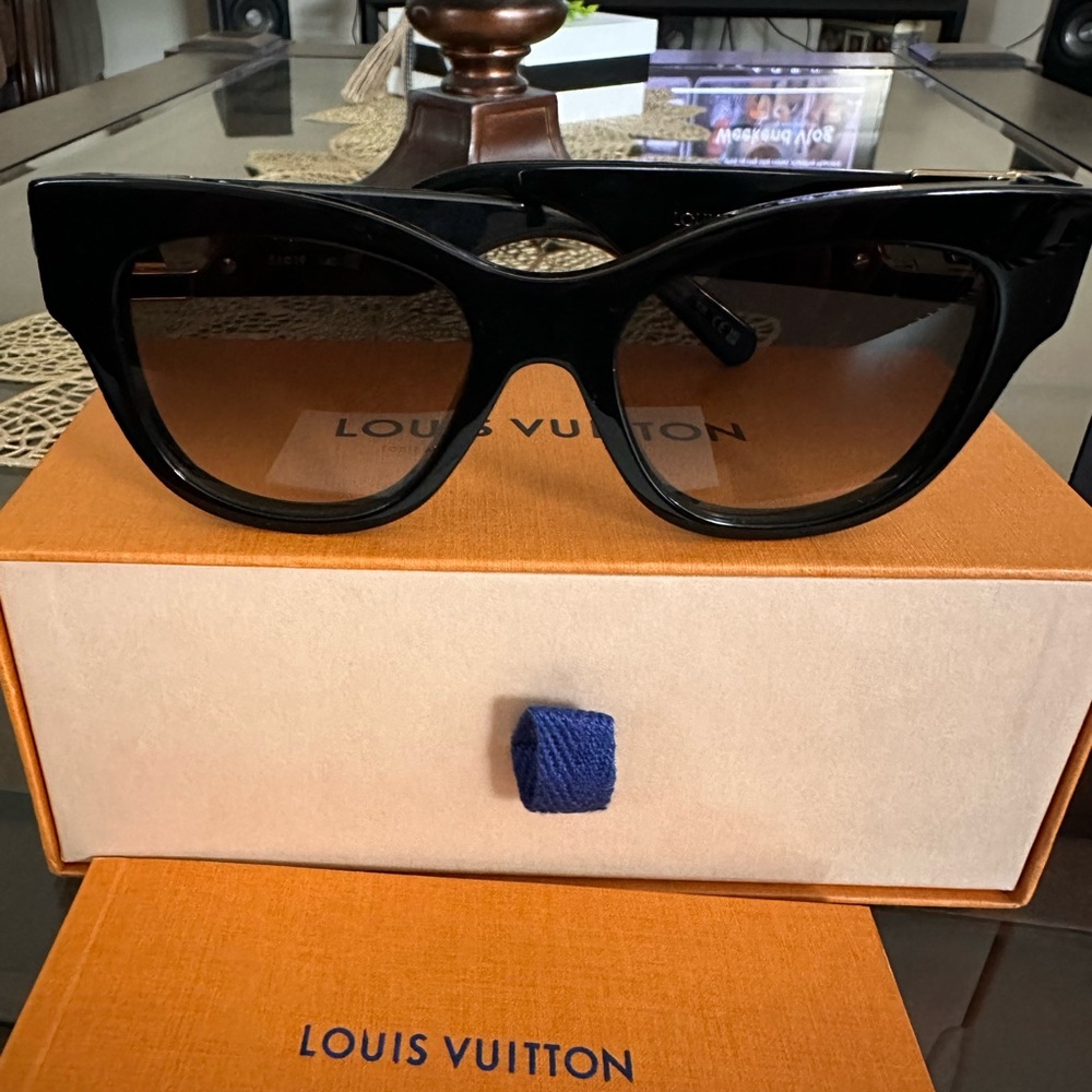 Louis Vuitton Link Square Glossy Black Sunglasses